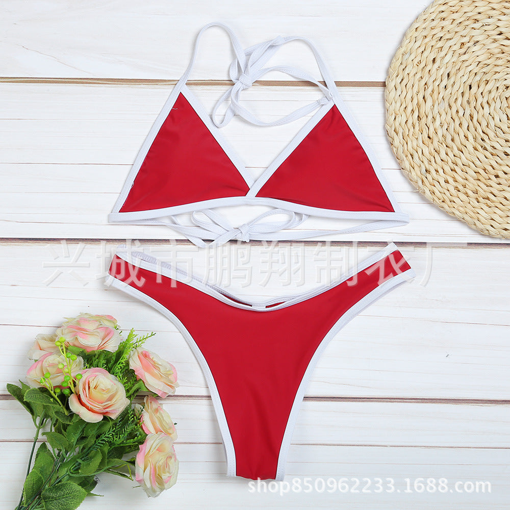 Bikini rosso sexy femminile per la massima fiducia in spiaggia