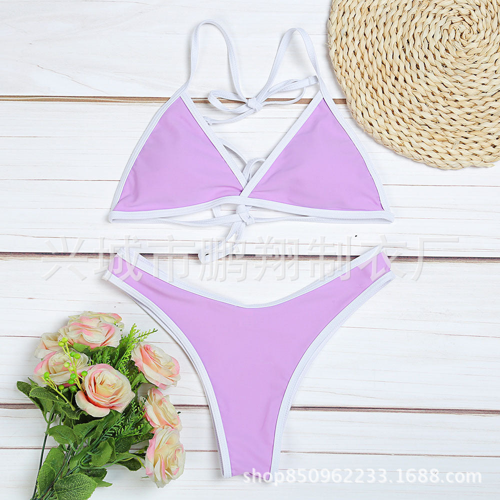 Bikini rosso sexy femminile per la massima fiducia in spiaggia