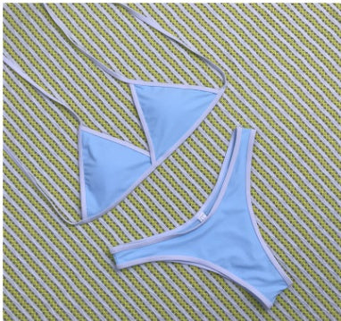 Bikini rosso sexy femminile per la massima fiducia in spiaggia