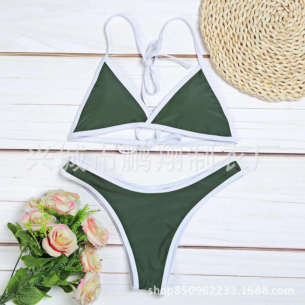 Bikini rosso sexy femminile per la massima fiducia in spiaggia