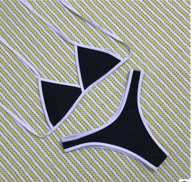 Bikini rosso sexy femminile per la massima fiducia in spiaggia