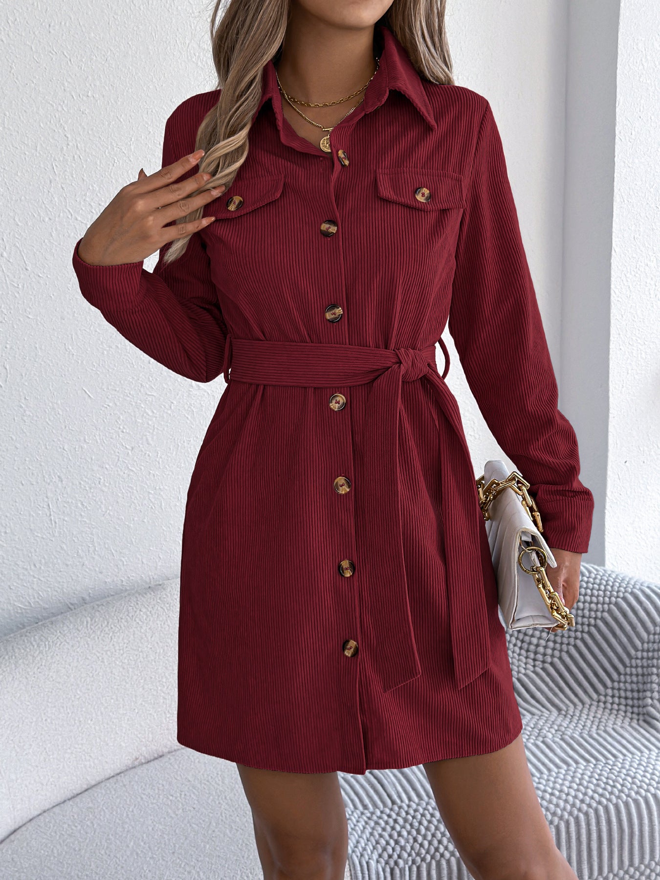 Robe de chemise en velours côtelé confortable avec des détails à lacets et un style unique