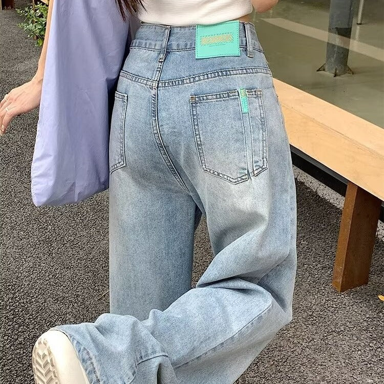 Jeans berkobar kecil yang berukuran besar dengan ukuran tinggi dengan santai pas