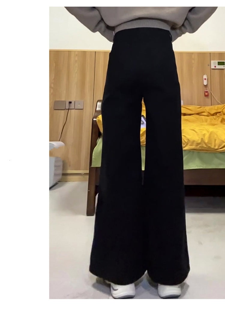 純色寬鬆的寬邊牛仔褲，風格極簡