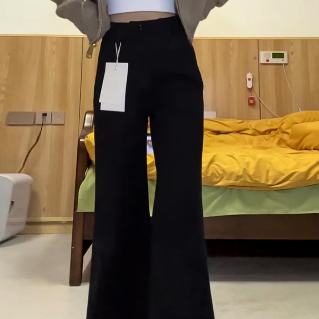 純色寬鬆的寬邊牛仔褲，風格極簡