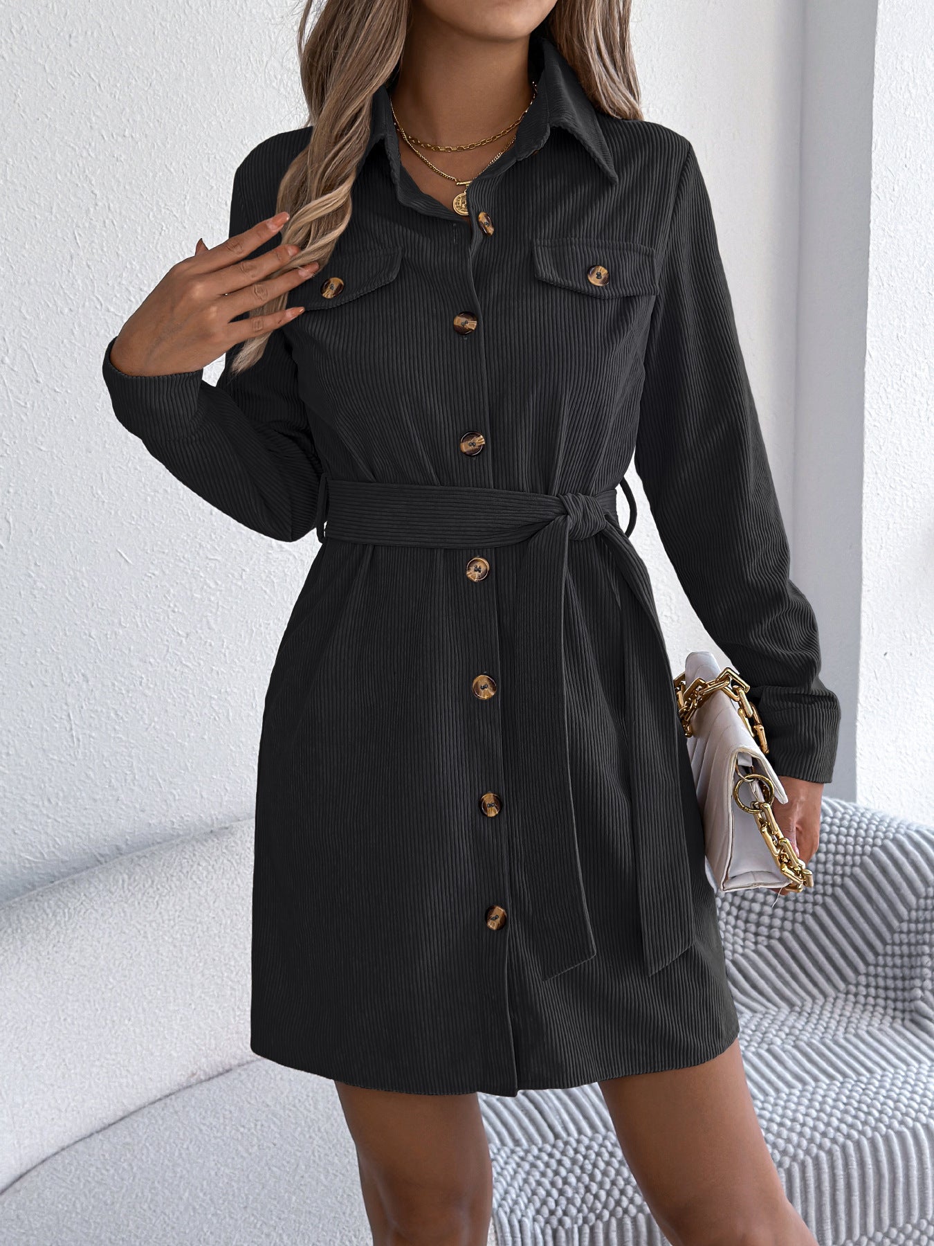Robe de chemise en velours côtelé confortable avec des détails à lacets et un style unique