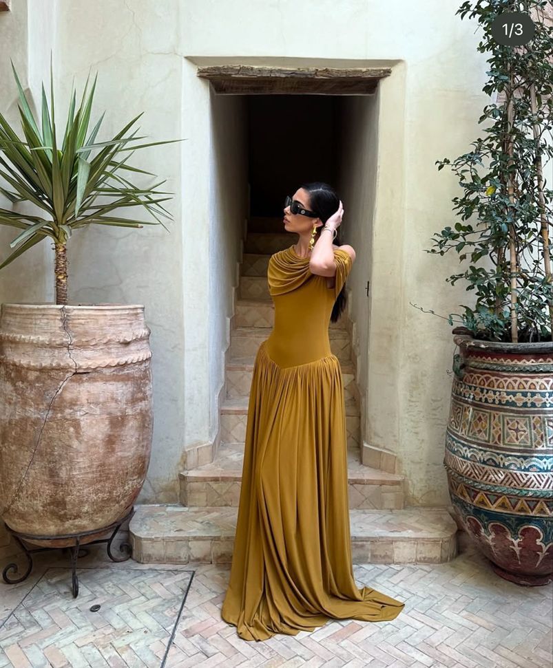 Robe en ligne A-épaule avec conception de rotation de la taille