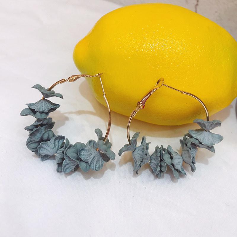 金色の羽ばたき花びらのフープイヤリング