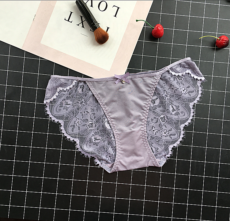 花の詳細が付いたレースバックパンティー