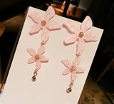 Statement-Ohrringe mit rosa Blumenblüte